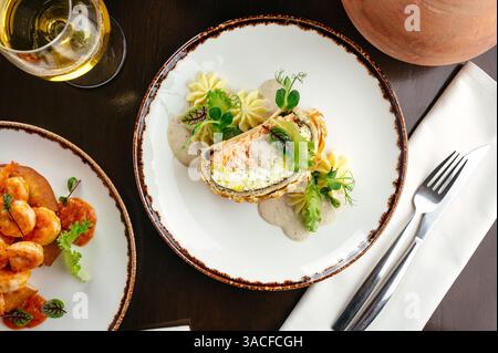 tarte au poisson rouge et un verre de vin dans un restaurant Banque D'Images