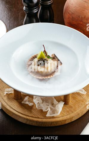 huître avec caviar noir et citron vert dans un restaurant Banque D'Images