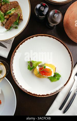 oeuf poché avec escalope et caviar Banque D'Images
