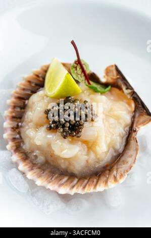 huître avec caviar noir et citron vert dans un restaurant Banque D'Images