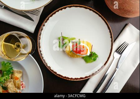 oeuf poché avec escalope et caviar Banque D'Images