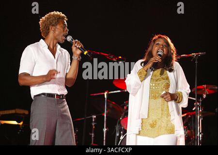01 août 2003 ; Algarve, Portugal ; chanteuse de musique dance, gospel, R&B et pop GLORIA GAYNOR présente sa performance au Gala d'été de Pine Cliffs. Gloria Gaynor a remporté le Grammy Award pour « I Will Survive » en 1980. Elle chante depuis trente ans, dans plus de 80 pays à travers le monde et a sa propre étoile sur le célèbre Walk of Fame à Hollywood. Gloria sort un nouvel album cette année. Banque D'Images
