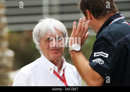 De gauche à droite) : Bernie Ecclestone (GBR) F1 Supremo discute avec Gerhard Berger (AUT) Scuderia Toro Rosso Team part Owner... Championnat du monde de formule 1, Rd 3, Grand Prix de Bahreïn, jour des essais, circuit international de Bahreïn, Bahreïn, vendredi 4 avril 2008. Banque D'Images