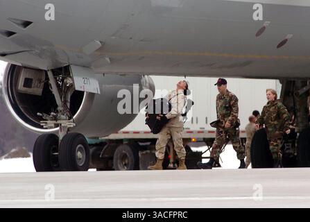 03 février 2005 - New York, NY, États-Unis - Une soldat américaine pousse un soupir de soulagement à la sortie de son avion alors qu'elle retourne de son service en Irak à ft. Drum , New York. L'unité, composée de soldats du Connecticut, du Massachusetts, de l'Ohio et du Wisconsin, a été déployée en novembre 2003. Banque D'Images