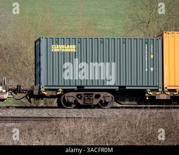 Conteneur d'expédition de conteneurs Cleveland sur un train freightliner, Warwickshire, Royaume-Uni Banque D'Images