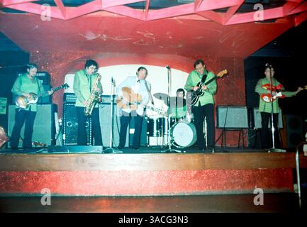 01 janvier 1955 - Londres, Angleterre, Royaume-Uni - BILL HALEY, pionnier du Rock and Roll, lors d'un concert au Royaume-Uni. En 1954, Bill Haley et ses Comets enregistrent Rock Around the Clock, un hymne rock and roll qui reste numéro un pendant huit semaines et se vend à environ vingt-cinq millions d'exemplaires dans le monde. (Crédit image : © Roedel/Keystone Pressedienst/ZUMA Press) RESTRICTIONS : * Allemagne droits EXCLUS * Banque D'Images