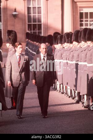 Jan 01, 1970 - Londres, Angleterre, Royaume-Uni - LE PRINCE CHARLES a mené une vie mouvementée en attendant d'être roi. Sur des sujets qui lui tiennent à cœur, comme l’architecture, l’agriculture biologique, la guérison par thérapie alternative et la médecine homéopathique, il peut être aussi franc que son père. Il a fait carrière dans les Forces armées, il a été un parent célibataire et a été le premier membre de la famille royale à apprendre le gallois. Il peint, il écrit des livres, et il recueille 100 millions de livres par an avec ses œuvres caritatives. SUR LA PHOTO : PRINCE CHARLES et ANWAR El SADATE, le troisième président de l'Egypte. (Crédit image : © Keystone Pressedienst/ZUMA Pr Banque D'Images