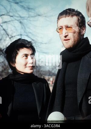01 janv. 1970 - Londres, Angleterre, Royaume-Uni - JOHN LENNON, membre des Beatles, et son épouse YOKO ONO. Sachant que leur mariage du 20 mars 1969 serait un énorme événement de presse, John et Yoko ont décidé d'utiliser la publicité pour promouvoir la paix dans le monde. Lennon et Ono combinent souvent plaidoyer et art de la performance, comme dans leur 'bagisme' introduit lors d'une conférence de presse à Vienne. Lennon détaille cette période dans la chanson des Beatles The Ballad of John and Yoko. (Image de crédit : © Keystone Pressedienst/ZUMA Press) RESTRICTIONS : * Allemagne droits EXCLUS * (PHOTO DE FICHIER : date exacte et lieu inconnu) Banque D'Images