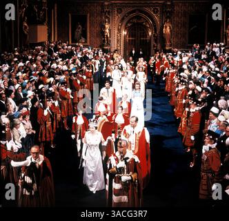 Jan 01, 1970 - Londres, Angleterre, Royaume-Uni - fille aînée du roi George VI et de la reine Elizabeth, ELIZABETH WINDSOR (nommée Elizabeth II) est devenue reine à l'âge de 25 ans et a régné pendant plus de cinq décennies d'énormes changements sociaux et de développement. Pendant plus de 50 ans, au cours d'une période de grands changements sociaux, la Reine a exercé ses fonctions politiques de chef de l'État, les responsabilités cérémonielles du souverain et un programme de visites sans précédent au Royaume-Uni, dans le Commonwealth et à l'étranger. PHOTO : LA PRINCESSE ELIZABETH et LE PRINCE PHILIP ouvrant une session parlementaire. Banque D'Images