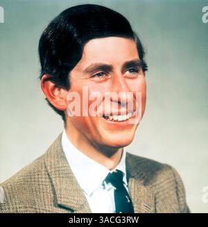 Jan 01, 1970 - Londres, Angleterre, Royaume-Uni - LE PRINCE CHARLES a mené une vie mouvementée en attendant d'être roi. Sur des sujets qui lui tiennent à cœur, comme l’architecture, l’agriculture biologique, la guérison par thérapie alternative et la médecine homéopathique, il peut être aussi franc que son père. Il a fait carrière dans les Forces armées, il a été un parent célibataire et a été le premier membre de la famille royale à apprendre le gallois. Il peint, il écrit des livres, et il recueille 100 millions de livres par an avec ses œuvres caritatives. (Crédit image : © Keystone Pressedienst/ZUMA Press) RESTRICTIONS : * Allemagne droits EXCLUS * (FICHIER PHOTO : date exacte et loca Banque D'Images