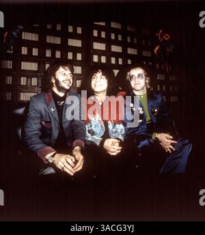 Jan 01, 1972 - Londres, Angleterre, Royaume-Uni - batteur des Beatles, RINGO STARR en photo avec le chanteur britannique MARC BOLAN et le chanteur pop/rock anglais, compositeur et pianiste ELTON JOHN. L'un des groupes les plus réussis commercialement et acclamés par la critique dans l'histoire de la musique populaire, les Beatles, ont mené la comédie musicale British invasion du milieu des années 1960 aux États-Unis. Elton John marque la deuxième vague britannique aux États-Unis, devenant #49 sur la liste des Immortals : 100 Greatest Artists of All Time du magazine Rolling Stone (2004). (Crédit image : © Keystone Pressedienst/ZUMA Press) RESTRICTIONS : * Allemagne droits ou Banque D'Images