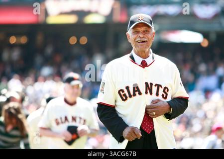 07 avril 2008 - San Francisco, Californie, États-Unis - FELIPE ALOU célèbre avec les Giants de San Francisco avant leur premier match à domicile de 2008 contre les Padres de San Diego. Cette saison marque le 50e anniversaire du déménagement des Giants de New York à San Francisco. La franchise a été la première sur la côte ouest suivie par les LA Dodgers. Treize membres de l'équipe originale de 1958, dont ALOU, ont participé à une cérémonie d'avant-match. (Crédit image : © Tim Wagner/ZUMA Press) Banque D'Images