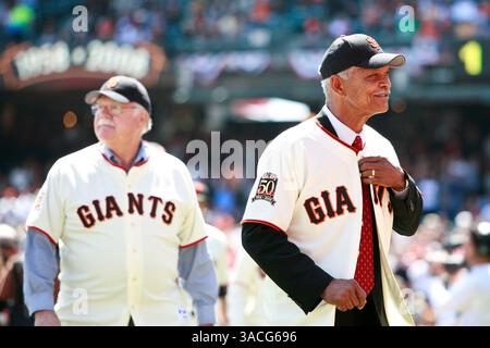 07 avril 2008 - San Francisco, Californie, États-Unis - FELIPE ALOU célèbre avec les Giants de San Francisco avant leur premier match à domicile de 2008 contre les Padres de San Diego. Cette saison marque le 50e anniversaire du déménagement des Giants de New York à San Francisco. La franchise a été la première sur la côte ouest suivie par les LA Dodgers. Treize membres de l'équipe originale de 1958, dont ALOU, ont participé à une cérémonie d'avant-match. (Crédit image : © Tim Wagner/ZUMA Press) Banque D'Images