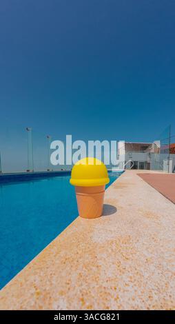 Tasse de crème glacée près de la piscine un jour d'été Banque D'Images