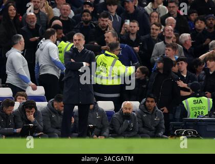 Londres, Royaume-Uni. 3 avril 2025. Les fans de Chelsea sont éjectés alors que l'entraîneur de Tottenham Ange Postecoglou regarde pendant le match de premier League Chelsea contre Tottenham à Stamford Bridge, Londres. Le crédit photo devrait se lire comme suit : David Klein/Sportimage crédit : Sportimage Ltd/Alamy Live News Banque D'Images