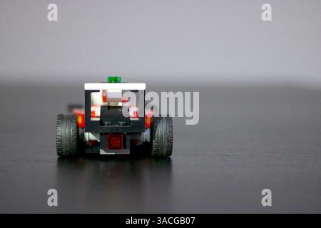 Voiture de formule 1 LEGO vue de derrière, présentant un design détaillé, des couleurs éclatantes et la structure élégante du véhicule de course. Jouet pour passionnés Banque D'Images