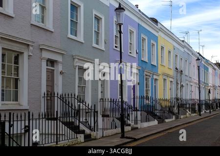 LONDRES, Royaume-Uni - 29 MARS 2025 : rangée colorée de maisons en terrasses peintes à Hillgate place, Notting Hill Banque D'Images