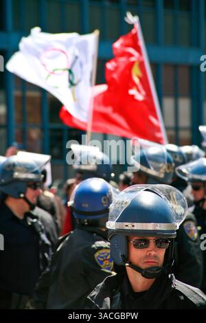 09 avril 2008 - San Francisco, Californie, États-Unis - des dizaines de milliers de manifestants et de curieux spectateurs se rassemblent près du départ prévu du relais de la flamme des Jeux Olympiques de Pékin de 2008 à San Francisco, le seul arrêt de la flamme aux États-Unis. Après une courte cérémonie près du point de départ, une deuxième torche a été prise sur un itinéraire différent de celui annoncé avant d'être emmenée à l'aéroport. La cérémonie de clôture qui devait avoir lieu au Ferry Building plaza a également été annulée, irritant à la fois les partisans et les manifestants. La foule diversifiée comprenait ceux qui protestaient contre la politique chinoise et la plate-forme humaine Banque D'Images