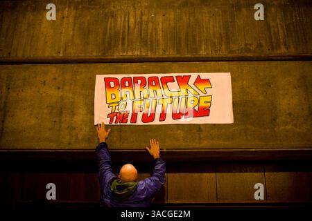 03 février 2008 - San Jose, Californie, Etats-Unis - Un homme retire un signe en soutien au candidat démocrate à la présidence Barack Obama après une réunion avec Michelle Obama à l'Université d'État de San Jose. (Crédit image : © Dave Getzschman/ZUMA Press) Banque D'Images