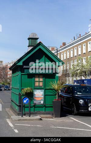 LONDRES, Royaume-Uni - 29 MARS 2025 : LONDRES, Royaume-Uni - 29 MARS 2025 : Green Cabman's Shelter à Kensington Park Road Banque D'Images