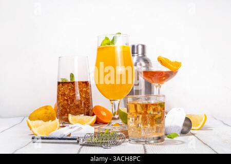 Ensemble de cocktails inspiré du thé tendance à partir de vert, oolong, noir, chai et autres mélanges de thé. Soda au thé pétillant, boissons froides d'été avec sirop, citron, citron vert Banque D'Images