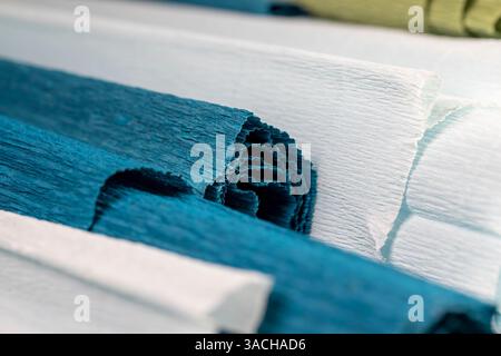 papier ondulé de différentes couleurs pour la créativité et l'artisanat, papier ondulé froissé coloré pour gros plan à la main Banque D'Images