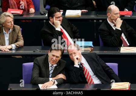 30 novembre 2005 - Berlin, ALLEMAGNE - la première déclaration de politique gouvernementale de la nouvelle chancelière fédérale Angela Merkel. PHOTO recto : ministre de l'économie et de la technologie MICHAEL GLOS, ministre des finances PEER STEINBRUECK ; deuxième rangée, à gauche : ministre de l'éducation et de la recherche Annette Schavan, ministre de l'environnement, de la protection de la nature et de la sécurité nucléaire SIGMAR GABRIEL et ministre des transports, de la construction et des affaires urbaines WOLFGANG TIEFENSEE (crédit image : Keystone Pressedienst/ZUMAPRESS.com) Banque D'Images
