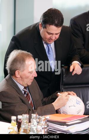 22 février 2006 - Berlin, ALLEMAGNE - début de la séance de travail dans le cabinet d'Angela Merkel. SUR LA PHOTO : le ministre de l'intérieur WOLFGANG SCHAEUBLE et le ministre de l'environnement, de la conservation de la nature et de la sûreté nucléaire SIGMAR GABRIEL. Le Cabinet de l'Allemagne est le principal organe exécutif de la République fédérale d'Allemagne. Il se compose du chancelier et des ministres (image crédit : Keystone Pressedienst/ZUMAPRESS.com) Banque D'Images