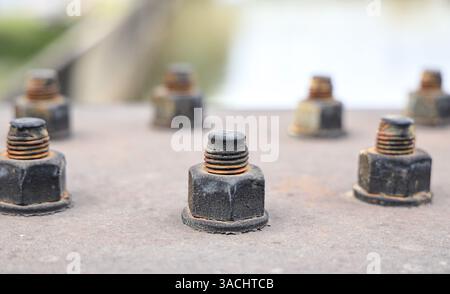 Supports métalliques boulons, écrous, filetés sur les poutres de la construction en acier. Banque D'Images
