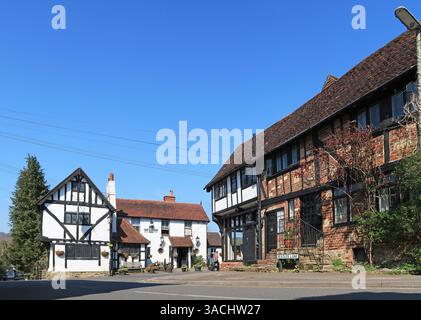 High Street dans Old Oxted, village de banlieue populaire près des North Downs dans le Surrey, Royaume-Uni. Montre la vieille cloche, maison publique traditionnelle. Banque D'Images