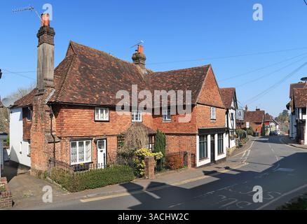 High Street dans Old Oxted, village de banlieue populaire près des North Downs dans le Surrey, Royaume-Uni. Banque D'Images