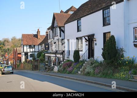 High Street dans Old Oxted, village de banlieue populaire près des North Downs dans le Surrey, Royaume-Uni. Banque D'Images