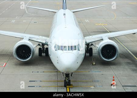 Vue de face rapprochée d'un avion commercial ou de l'avion commercial exploité à l'aéroport international. Banque D'Images