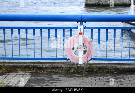 Une bouée de sauvetage installée sur les garde-corps des couloirs des berges, permet aux personnes à la mer de pénétrer dans l'eau. EQUIPEMENT d'urgence pour le transport. Banque D'Images