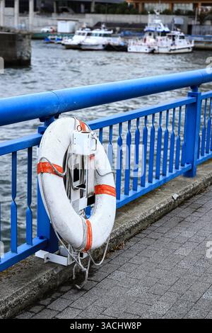 Une bouée de sauvetage installée sur les garde-corps des couloirs des berges, permet aux personnes à la mer de pénétrer dans l'eau. EQUIPEMENT d'urgence pour le transport. Banque D'Images