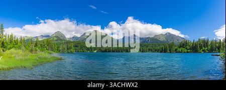 paysage de lac de montagne panoramique avec ciel d'eau bleu clair pics alpins vue sur la nature sauvage tranquille destination voyage aventure en plein air Banque D'Images