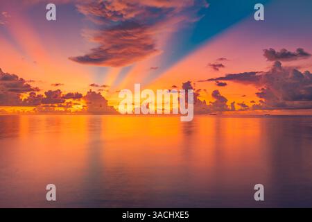 Magnifique paysage de paysage de ciel marin coucher de soleil sur la côte vagues calmes, horizon. Les rayons de soleil de la surface de l'eau paisible, inspirer la méditation vue sur la nature. Nuages Skyline Banque D'Images