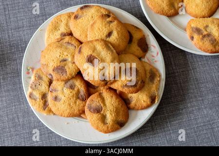 Biscuits aux pépites de chocolat faits maison sur une assiette Banque D'Images