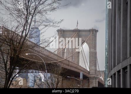 Vue du pont de Brooklyn depuis le quartier Dumbo de Brooklyn, New York Banque D'Images