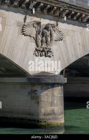 Paris, France - 03 31 2025 : Quais de Seine. Détail d'un aigle sculpté sur l'un des piliers en pierre du pont d'Iena depuis les quais Banque D'Images