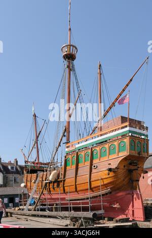 Bristol, Royaume-Uni. 4 avril 2025. Par une journée peu chaude en saison, le voilier Matthew est sur le toboggan à Underfall Yard sur Bristol Harbourside pour un entretien annuel. 20 C est chaud pour avril. Le Matthieu de Bristol est une réplique de la caravelle que John Cabot a explorée dans les Amériques en 1497. Crédit : JMF News/Alamy Live News Banque D'Images