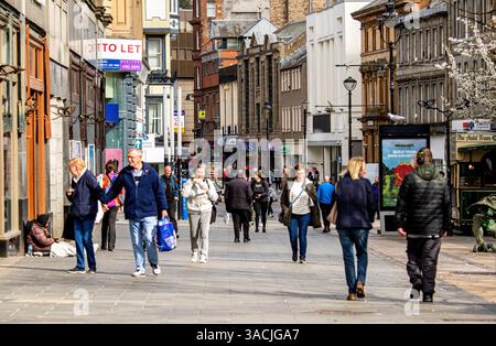 Dundee, Tayside, Écosse, Royaume-Uni. 4 avril 2025. Météo Royaume-Uni : brise de printemps fraîche avec un ensoleillement occasionnel avec seulement quelques personnes convergent dans le centre-ville de Dundee pour magasiner et vaquer à leur routine quotidienne. Crédit : Dundee Photographics/Alamy Live News Banque D'Images