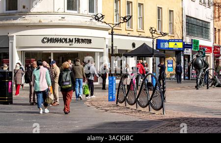 Dundee, Tayside, Écosse, Royaume-Uni. 4 avril 2025. Météo Royaume-Uni : brise de printemps fraîche avec un ensoleillement occasionnel avec seulement quelques personnes convergent dans le centre-ville de Dundee pour magasiner et vaquer à leur routine quotidienne. Crédit : Dundee Photographics/Alamy Live News Banque D'Images