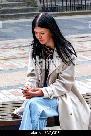 Dundee, Tayside, Écosse, Royaume-Uni. 4 avril 2025. Météo Royaume-Uni : brise de printemps fraîche avec un ensoleillement occasionnel avec seulement quelques personnes convergent dans le centre-ville de Dundee pour magasiner et vaquer à leur routine quotidienne. Crédit : Dundee Photographics/Alamy Live News Banque D'Images