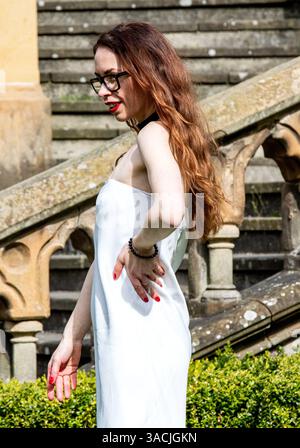 Dundee, Tayside, Écosse, Royaume-Uni. 4 avril 2025. Météo Royaume-Uni : brise de printemps fraîche avec un soleil occasionnel avec une femme ukrainienne élégante courageusement debout pour des photographies à l'extérieur des galeries d'art Dundee McManus. Crédit : Dundee Photographics/Alamy Live News Banque D'Images