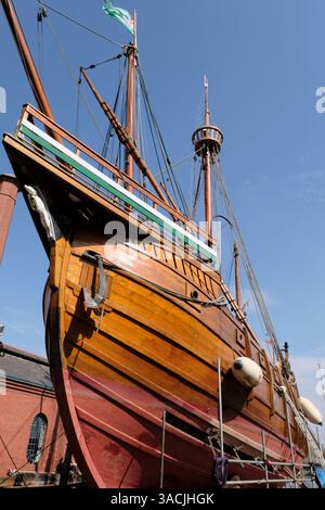 Bristol, Royaume-Uni. 4 avril 2025. Par une journée peu chaude en saison, le voilier Matthew est sur le toboggan à Underfall Yard sur Bristol Harbourside pour un entretien annuel. 20 C est chaud pour avril. Le Matthieu de Bristol est une réplique de la caravelle que John Cabot a explorée dans les Amériques en 1497. Crédit : JMF News/Alamy Live News Banque D'Images