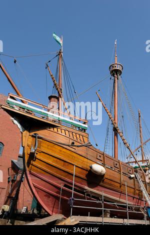 Bristol, Royaume-Uni. 4 avril 2025. Par une journée peu chaude en saison, le voilier Matthew est sur le toboggan à Underfall Yard sur Bristol Harbourside pour un entretien annuel. 20 C est chaud pour avril. Le Matthieu de Bristol est une réplique de la caravelle que John Cabot a explorée dans les Amériques en 1497. Crédit : JMF News/Alamy Live News Banque D'Images