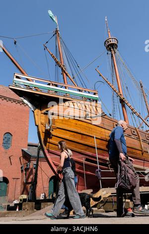Bristol, Royaume-Uni. 4 avril 2025. Par une journée peu chaude en saison, le voilier Matthew est sur le toboggan à Underfall Yard sur Bristol Harbourside pour un entretien annuel. 20 C est chaud pour avril. Le Matthieu de Bristol est une réplique de la caravelle que John Cabot a explorée dans les Amériques en 1497. Crédit : JMF News/Alamy Live News Banque D'Images