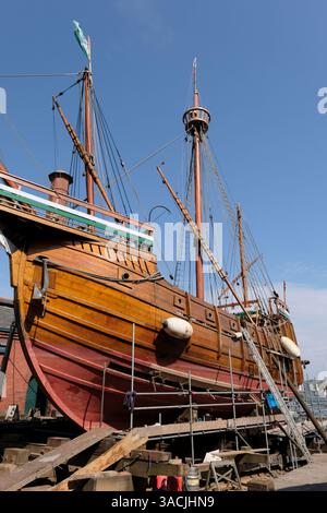 Bristol, Royaume-Uni. 4 avril 2025. Par une journée peu chaude en saison, le voilier Matthew est sur le toboggan à Underfall Yard sur Bristol Harbourside pour un entretien annuel. 20 C est chaud pour avril. Le Matthieu de Bristol est une réplique de la caravelle que John Cabot a explorée dans les Amériques en 1497. Crédit : JMF News/Alamy Live News Banque D'Images