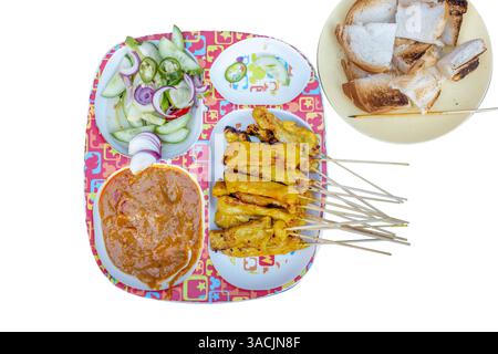 Découpe de nourriture scène de porc rôti de style thaï est grill ou barbecue de porc en thaï Call Pork Satay sur blanc isolé. Banque D'Images